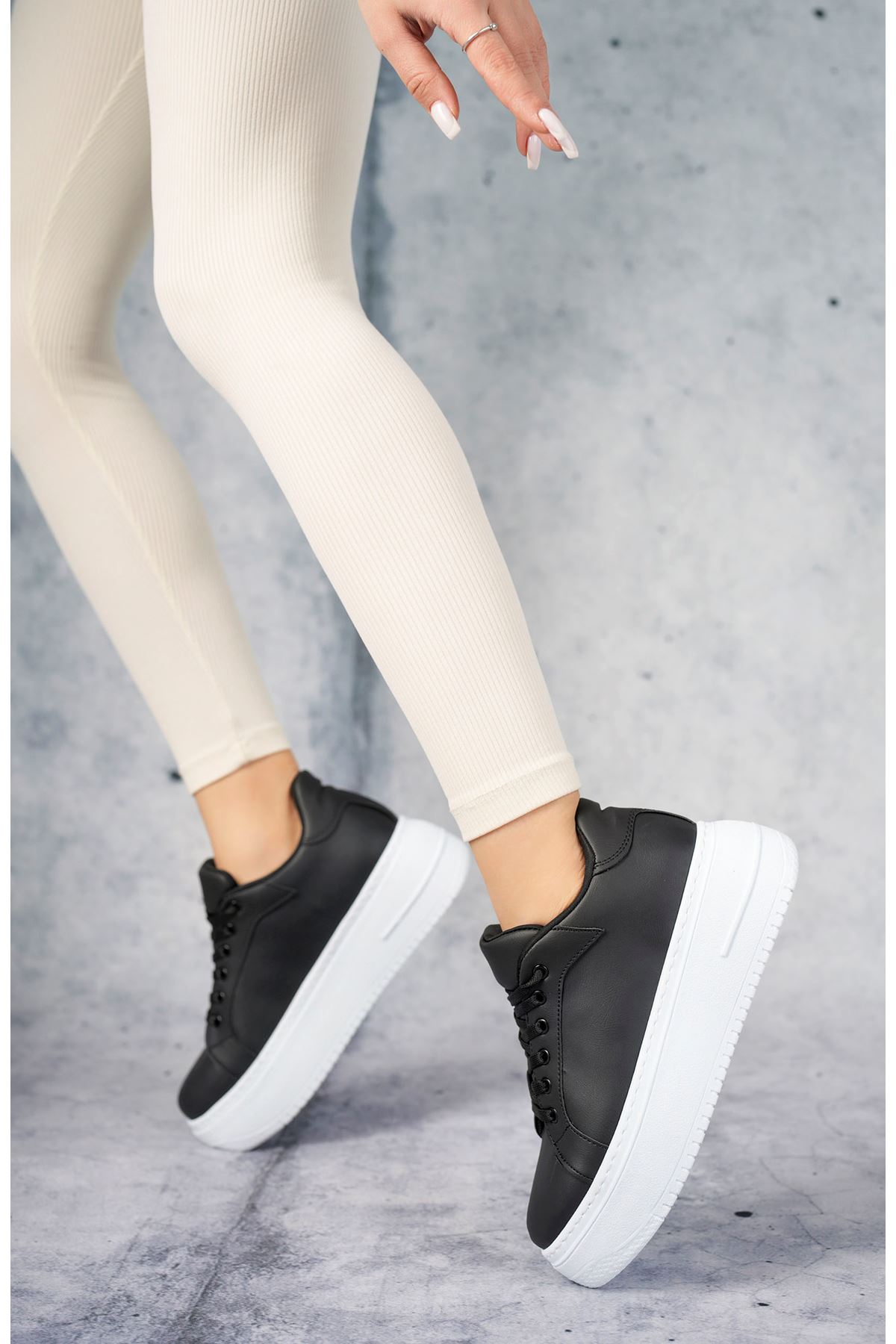 Freemax Kadın Hafif Esnek  5,5 cm Taban Sneaker Bağcıklı Spor Ayakkabı Svv.023 Siyah Beyaz