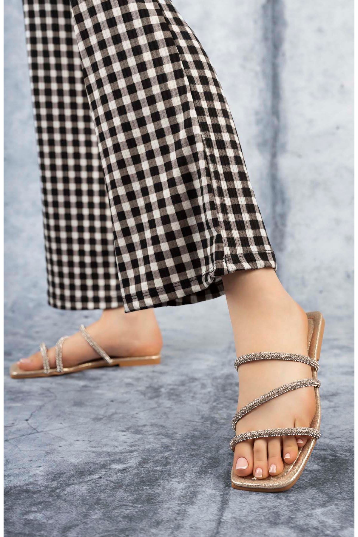 Freemax Kadın Düşük Topuklu İnce Hafif Esnek Taban Taşlı Terlik BRT 11103 Gold