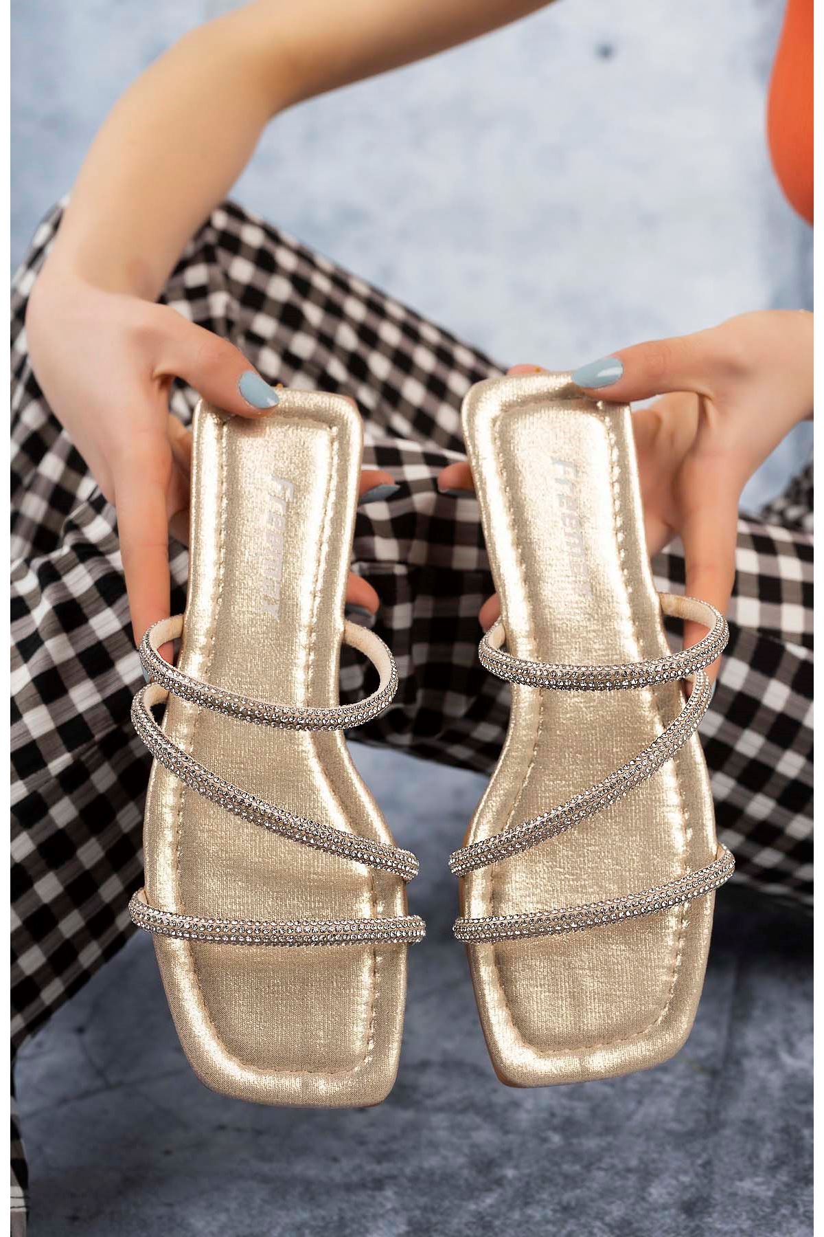 Freemax Kadın Düşük Topuklu İnce Hafif Esnek Taban Taşlı Terlik BRT 11103 Gold