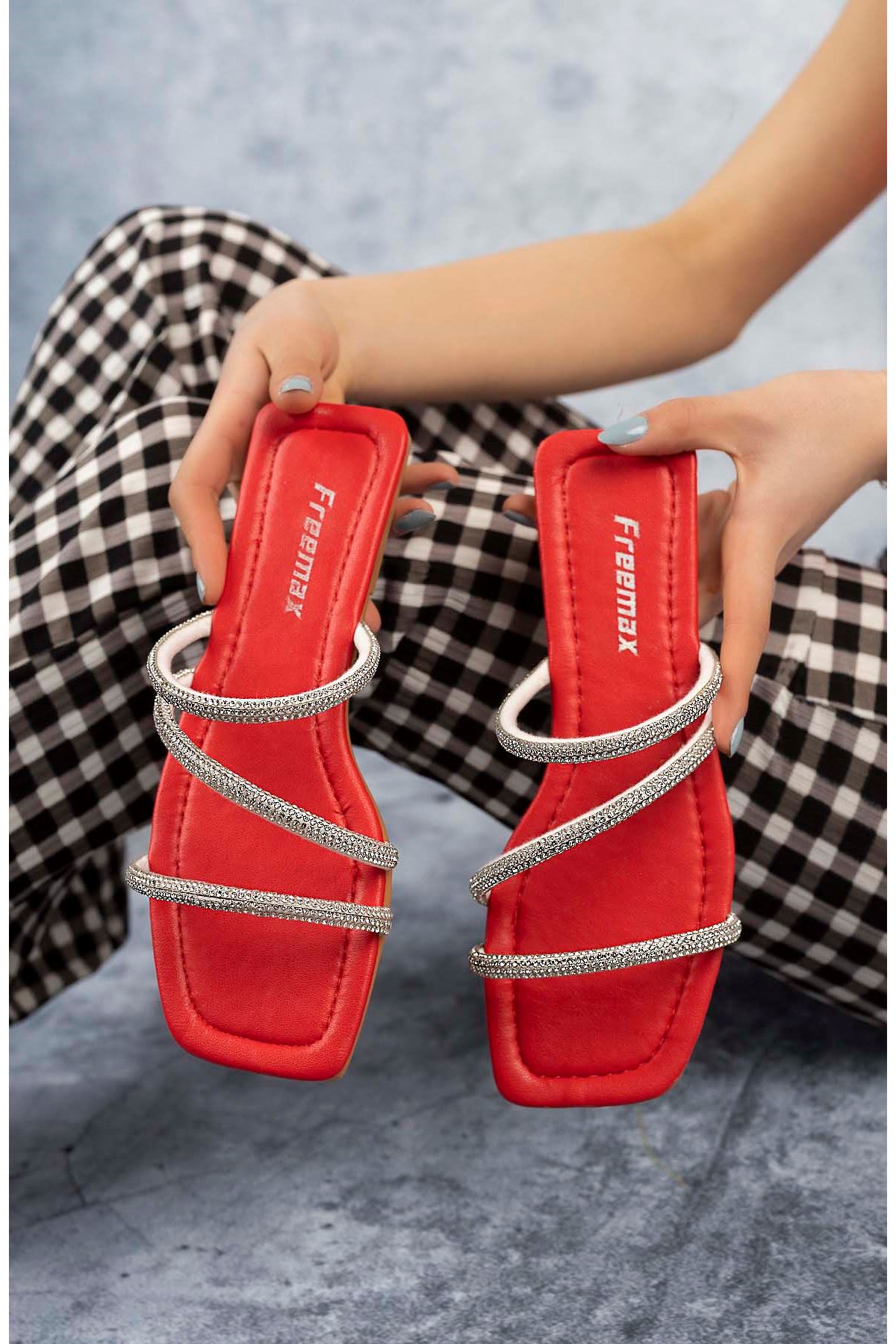 Freemax Kadın Düşük Topuklu İnce Hafif Esnek Taban Taşlı Terlik BRT 11103 Kırmızı