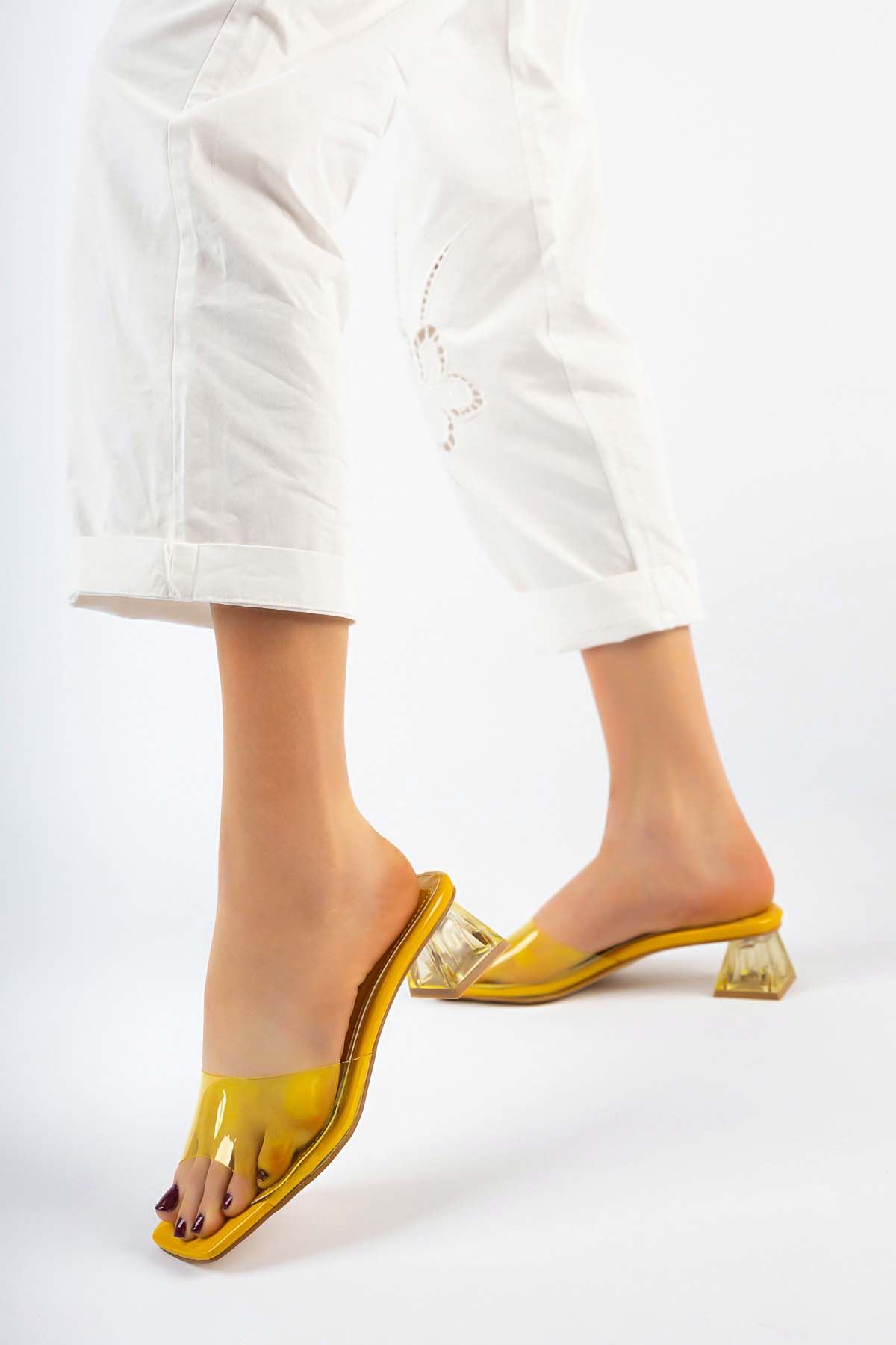 Freemax Kadın Kalın Topuklu Renkli Şeffaf Bantlı Terlik Senyoreta 015 Sarı