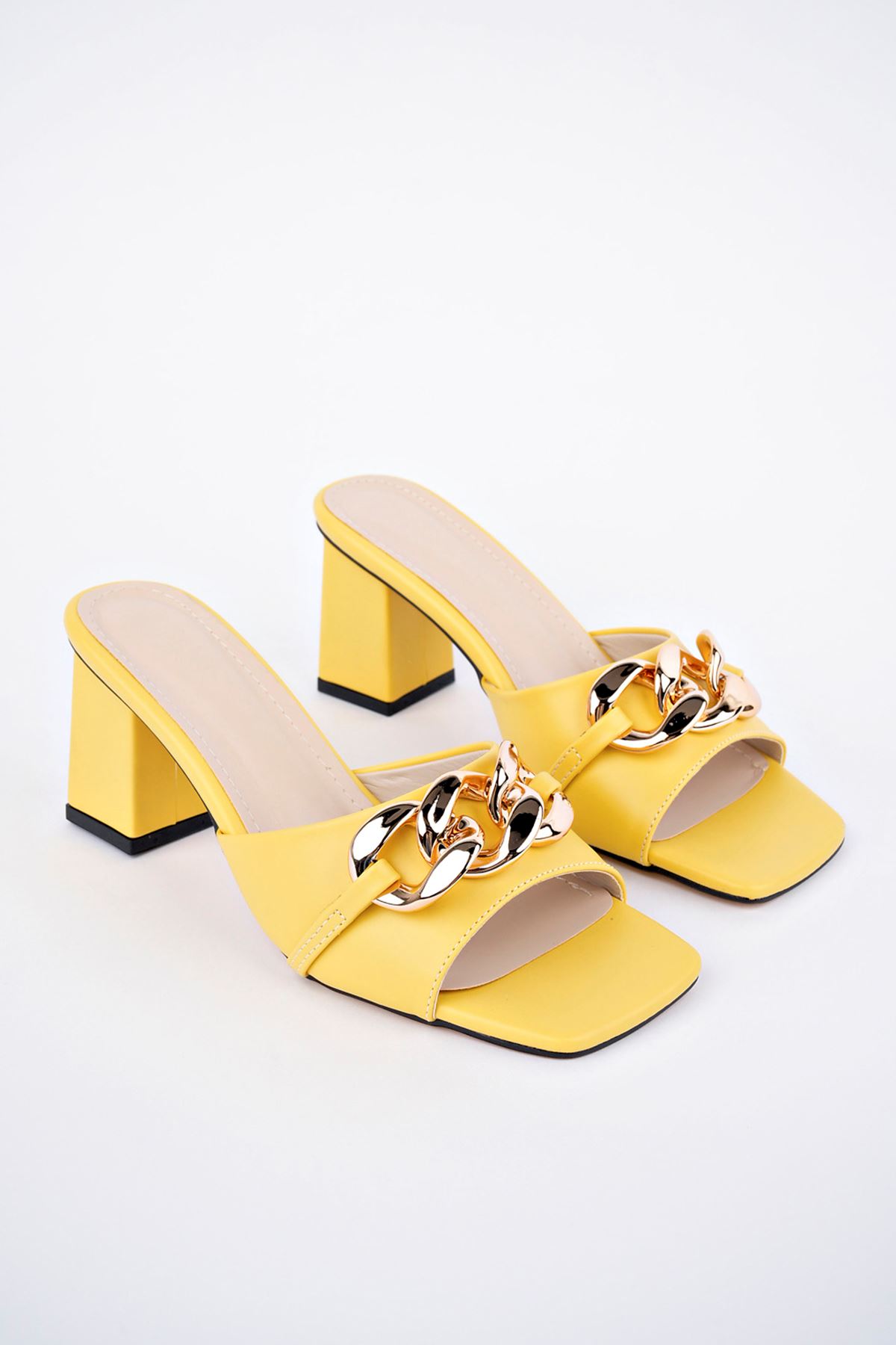 Freemax Kadın Kalın 7,5 cm Topuklu Zincir Detaylı Abiye Terlik Snyr 080 Sarı