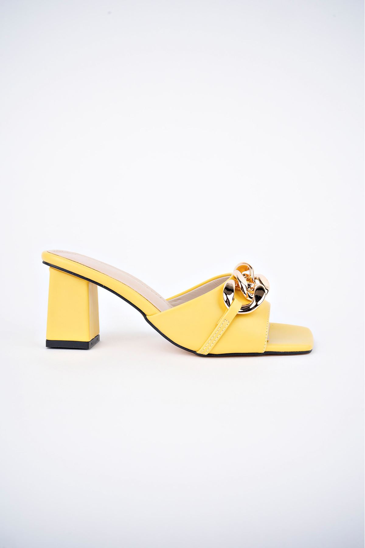 Freemax Kadın Kalın 7,5 cm Topuklu Zincir Detaylı Abiye Terlik Snyr 080 Sarı