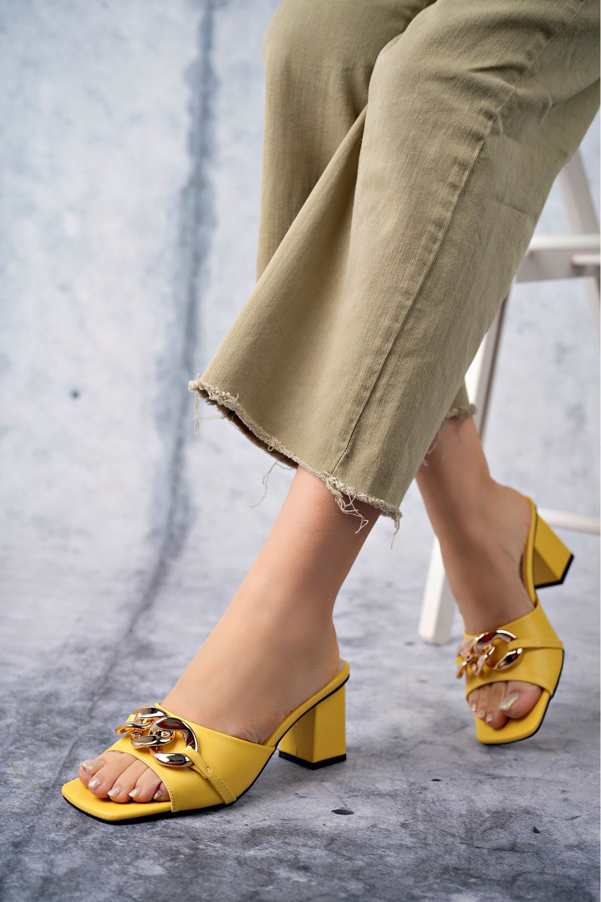 Freemax Kadın Kalın 7,5 cm Topuklu Zincir Detaylı Abiye Terlik Snyr 080 Sarı