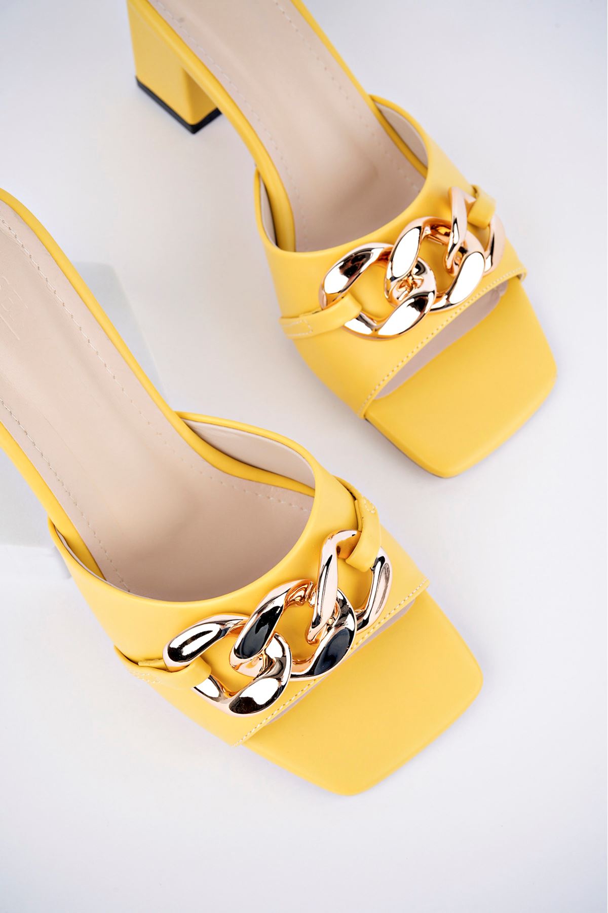 Freemax Kadın Kalın 7,5 cm Topuklu Zincir Detaylı Abiye Terlik Snyr 080 Sarı