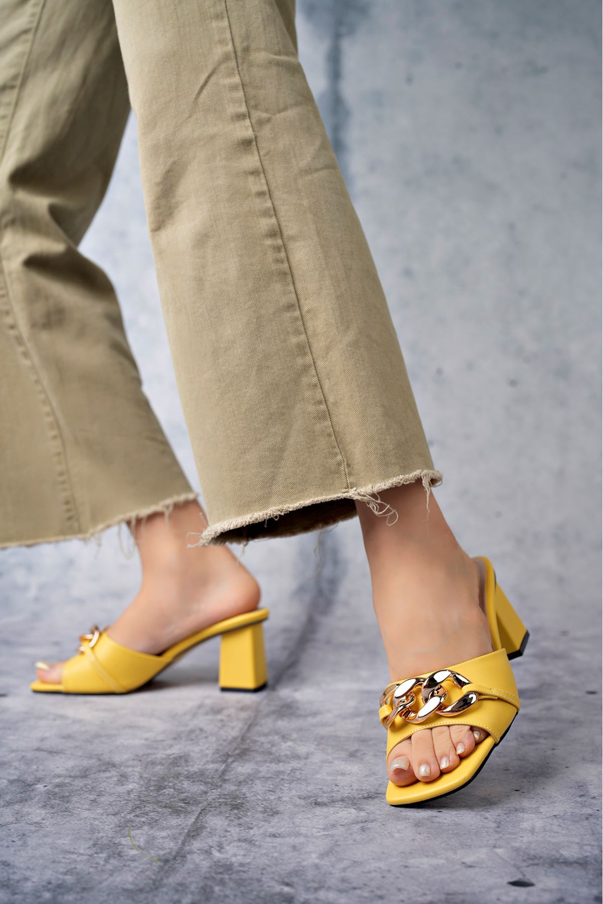 Freemax Kadın Kalın 7,5 cm Topuklu Zincir Detaylı Abiye Terlik Snyr 080 Sarı