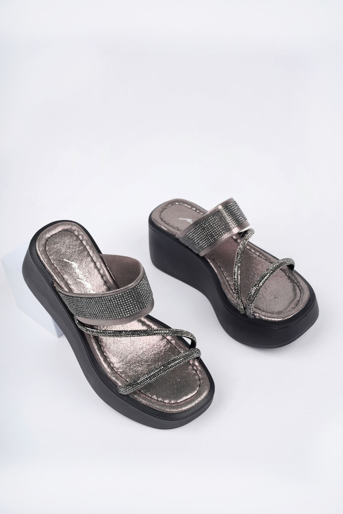 Freemax Kadın Garantili Taş Detay 6 cm Platform Günlük Yüksek Eva Taban Dolgu Topuk Terlik Platin