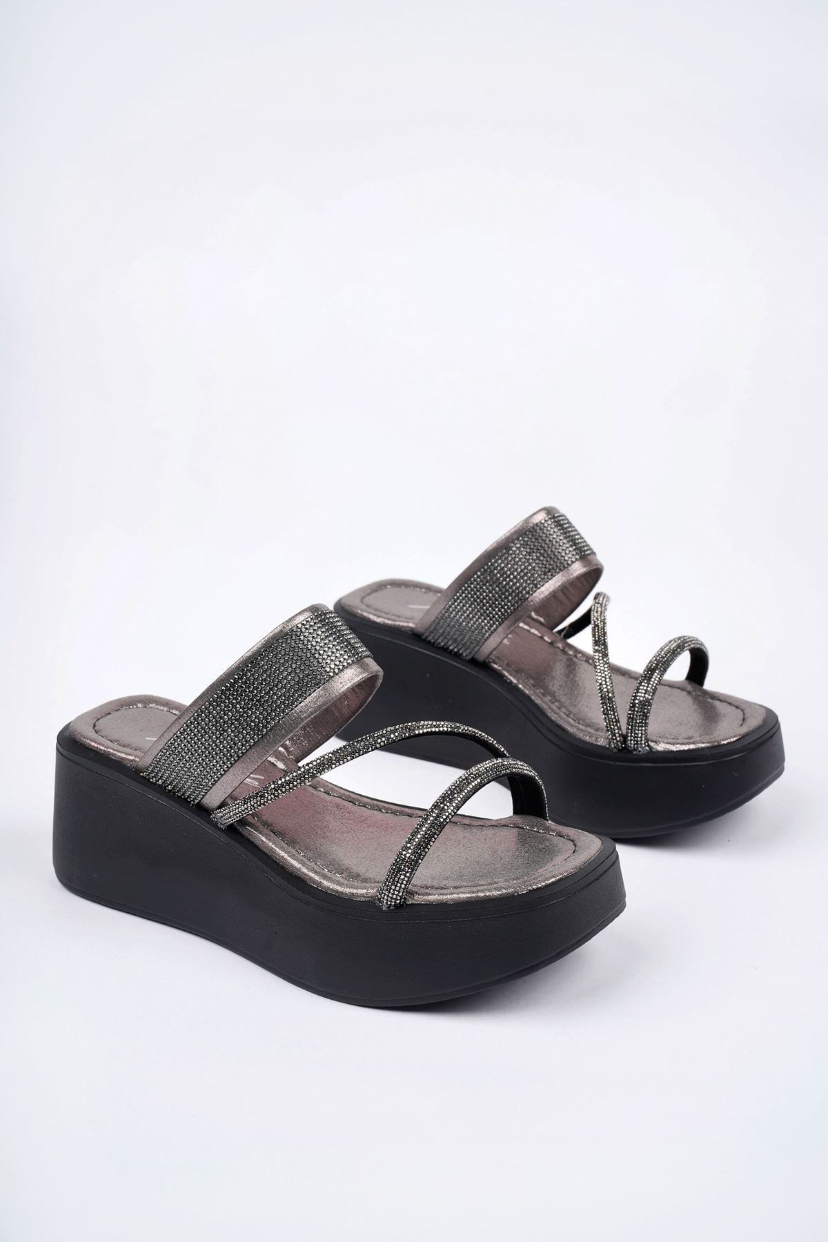 Freemax Kadın Garantili Taş Detay 6 cm Platform Günlük Yüksek Eva Taban Dolgu Topuk Terlik Platin