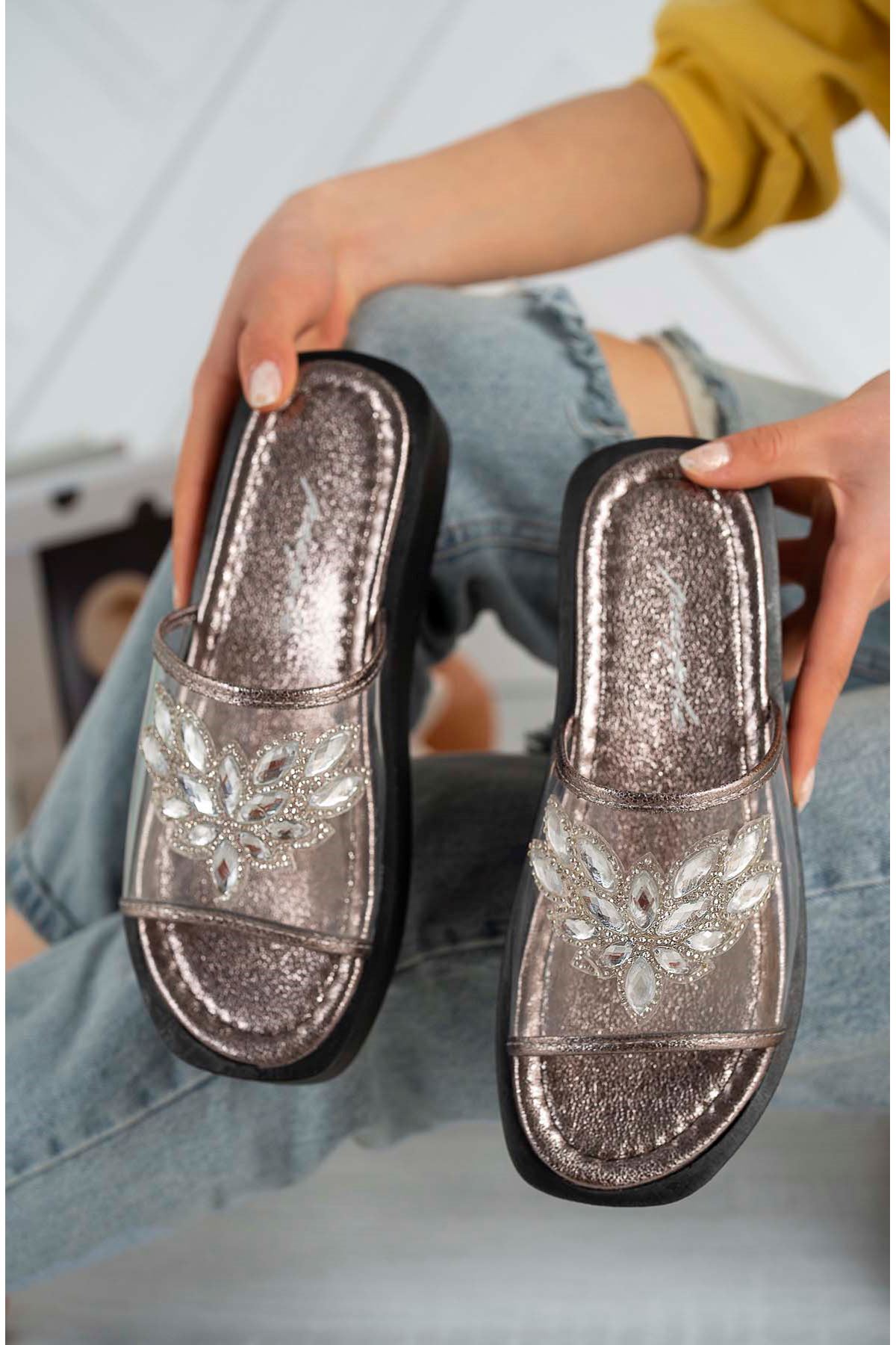 Freemax Kadın Garantili  Taşlı Terlik Ppl.5050 Platin