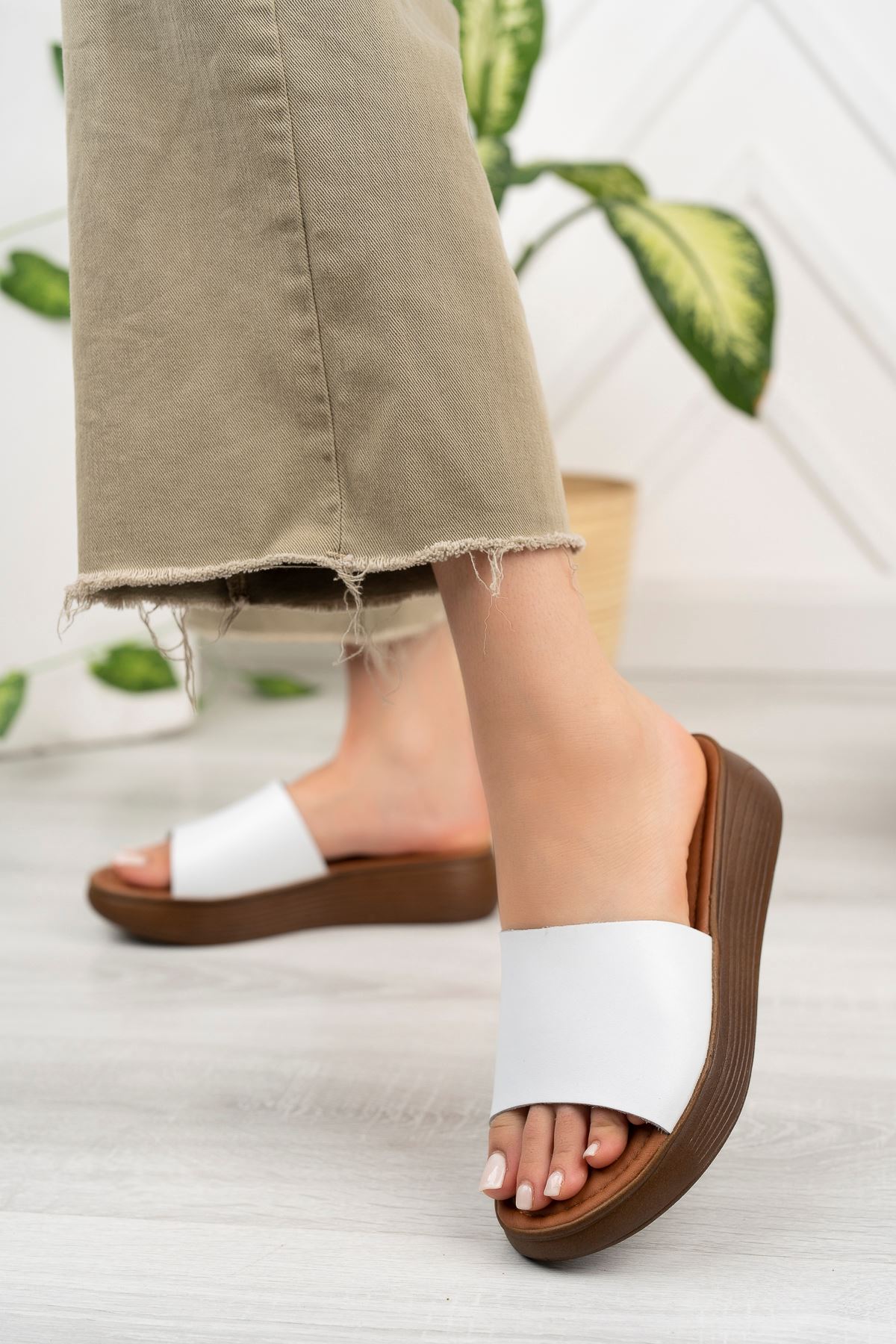 Freemax Kadın Hakiki Deri Garantili Çok Hafif Rahat 4 cm Topuk Eva Taban Platform Sandalet Snr 807 Beyaz