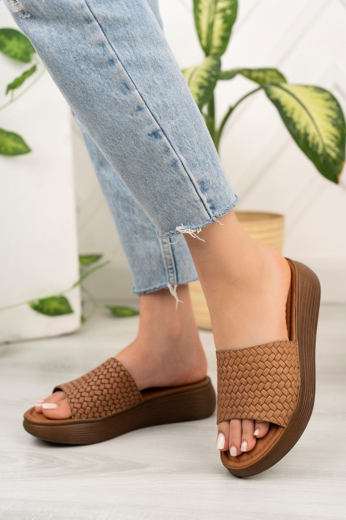 Freemax Kadın Hakiki Deri Garantili Çok Hafif Rahat 4 cm Topuk Eva Taban Platform Sandalet Snr 807 Kahverengi