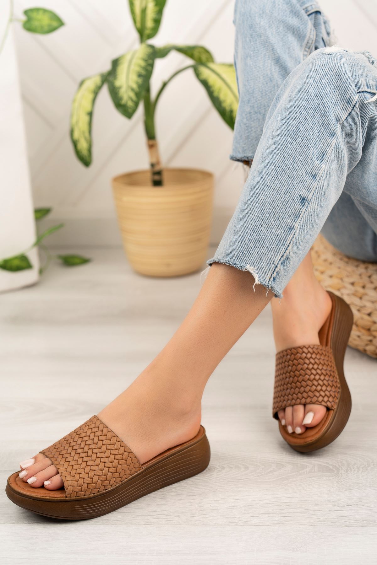 Freemax Kadın Hakiki Deri Garantili Çok Hafif Rahat 4 cm Topuk Eva Taban Platform Sandalet Snr 807 Kahverengi