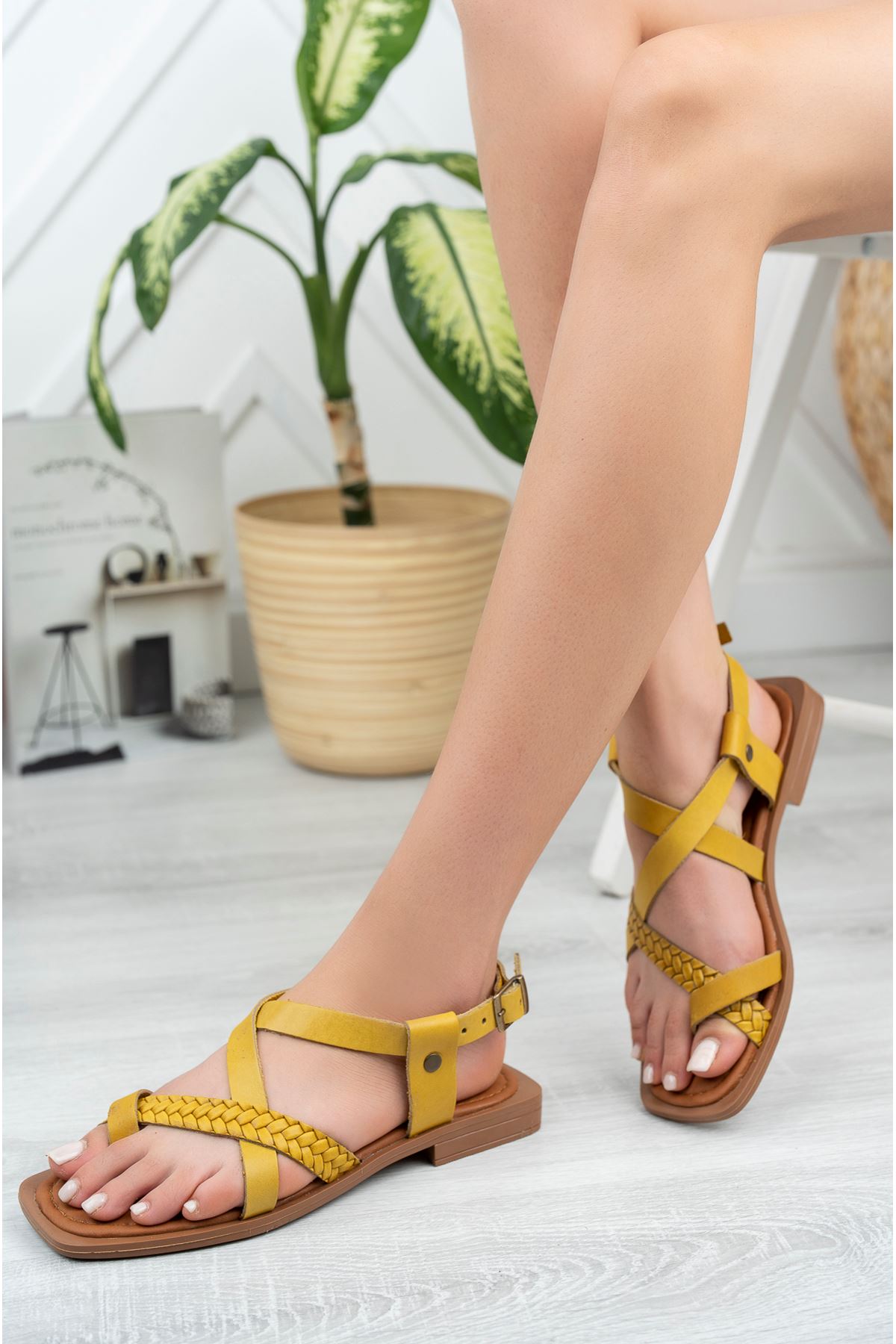 Freemax Kadın Hakiki Deri Garantili Çok Hafif Rahat 2 cm Topuk Eva Taban Sandalet Snr 708 Sarı