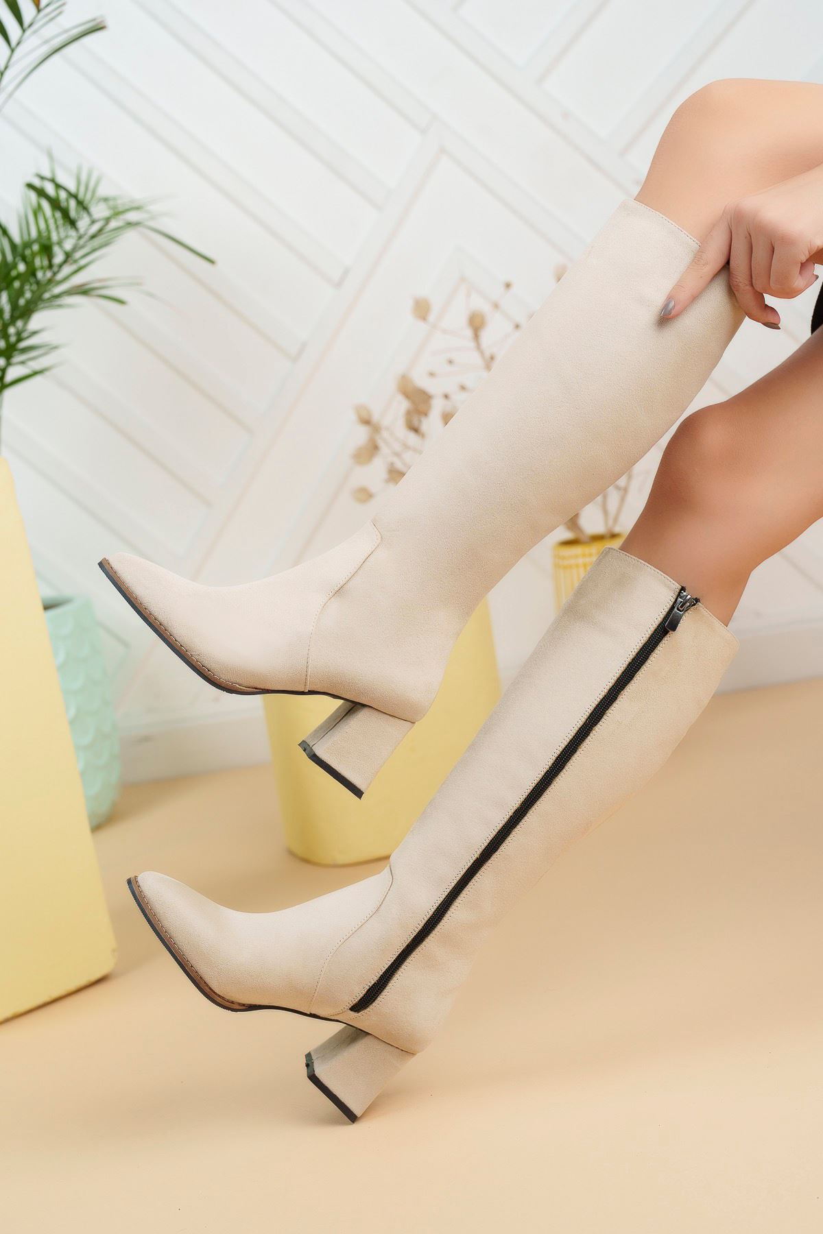 Freemax Garantili Kauçuk Taban Soğuk Geçirmez Polar Astar Sivri Burun Kışlık Kadın Çizme Snr.252 Bej Süet