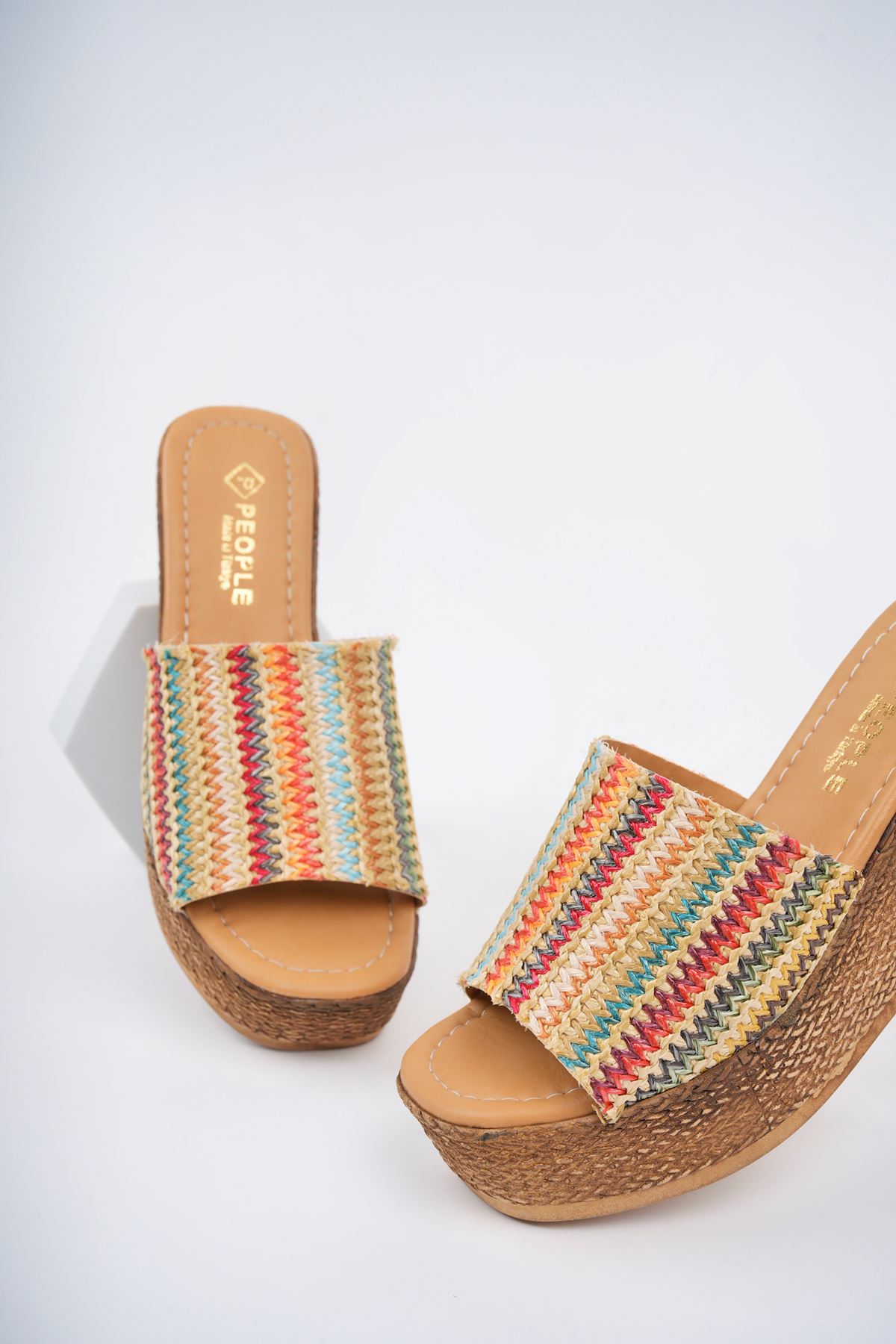 Freemax Kadın Garantili Kilim Desen 7,5 cm Platform Günlük Yüksek Taban Dolgu Topuk Hasır Terlik Gökkuşağı