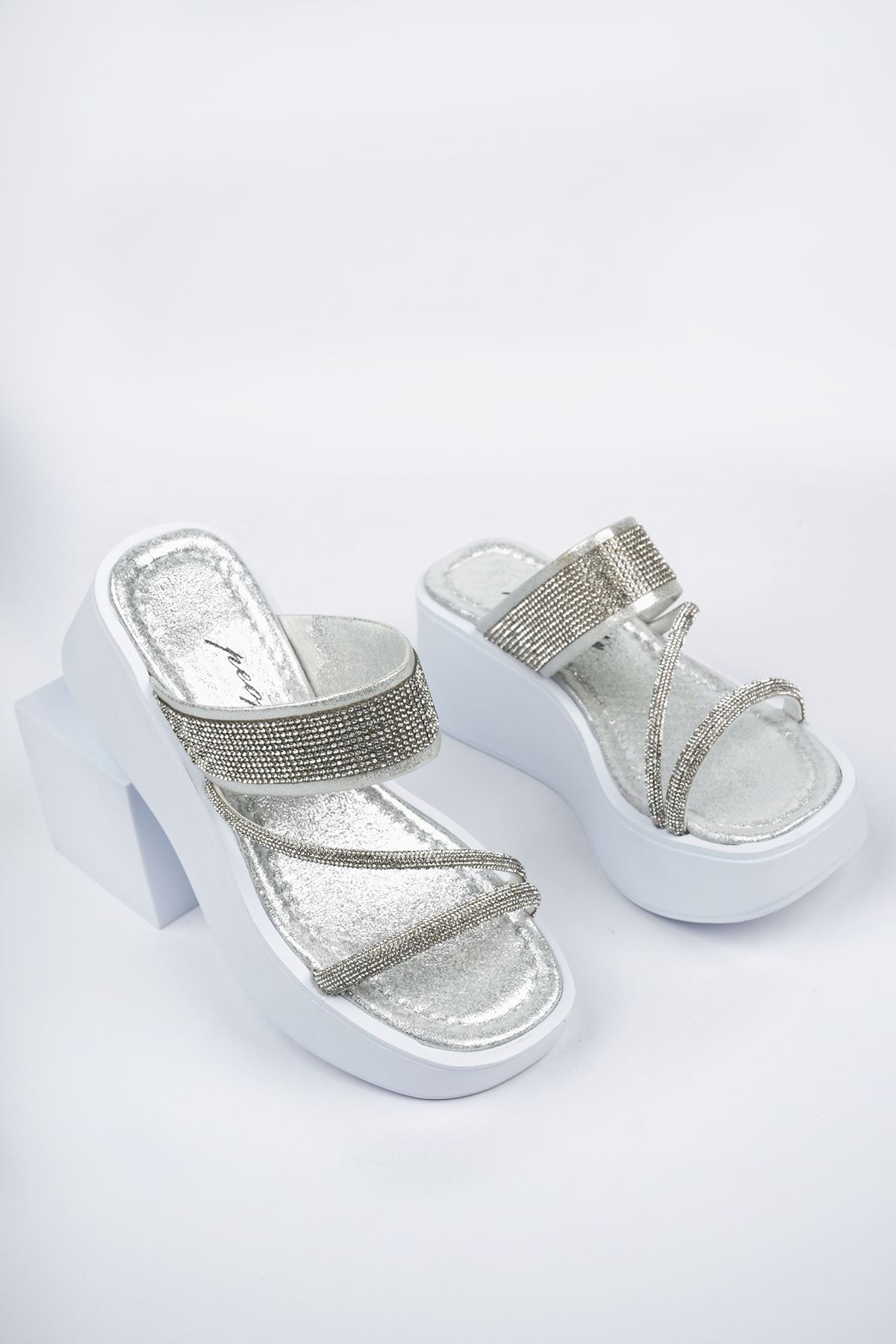 Freemax Kadın Garantili Taş Detay 6 cm Platform Günlük Yüksek Eva Taban Dolgu Topuk Terlik Gümüş