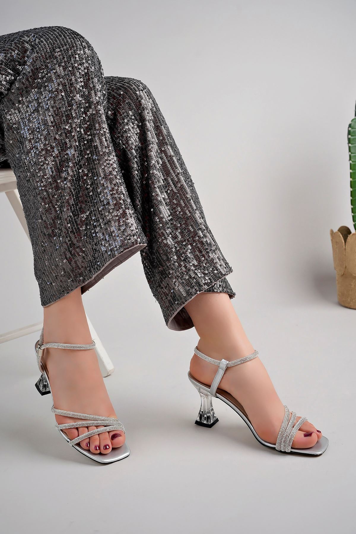 Freemax Kadın 7,5 cm Topuklu 3 Bant Taşlı Klasik Ayakkabı Ckr.012 Gümüş