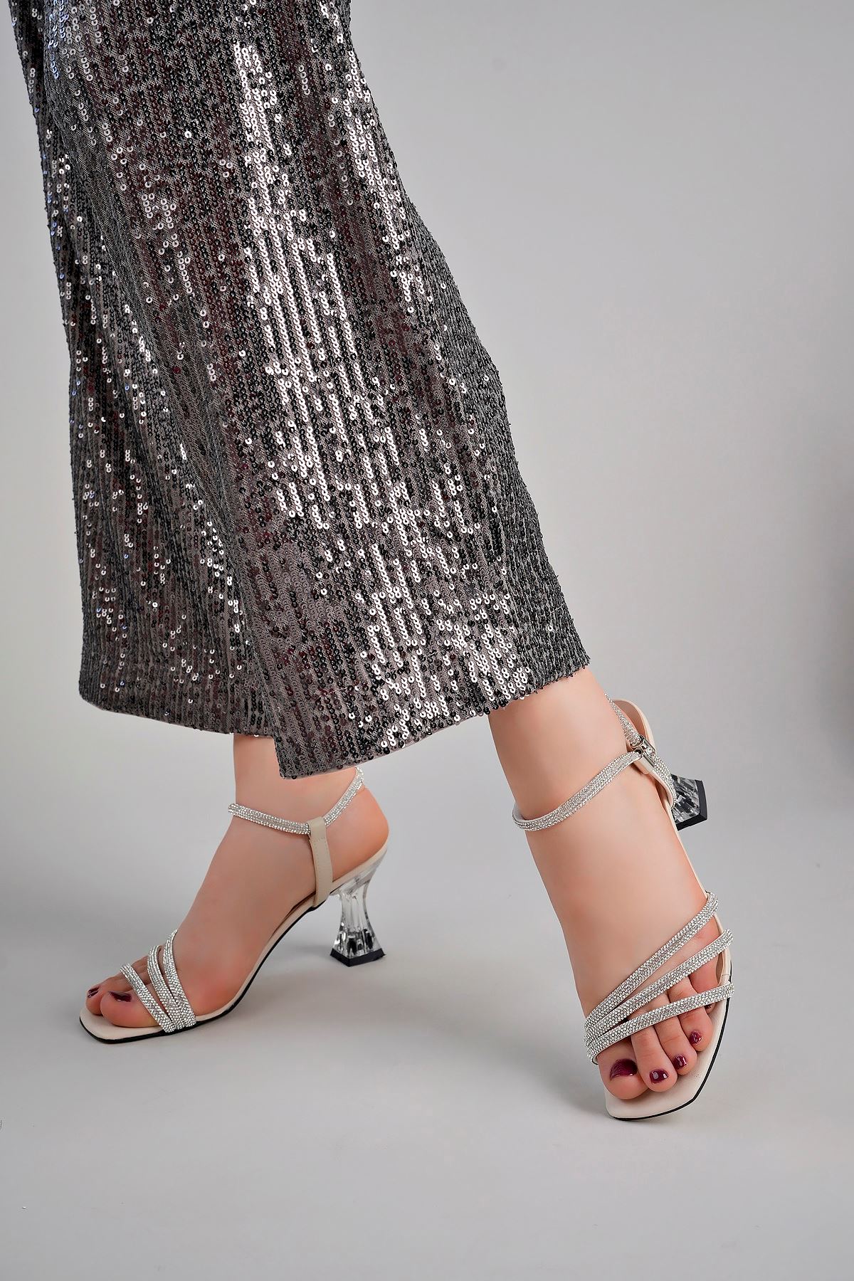 Freemax Kadın 7,5 cm Topuklu 3 Bant Taşlı Klasik Ayakkabı Ckr.012 Ten